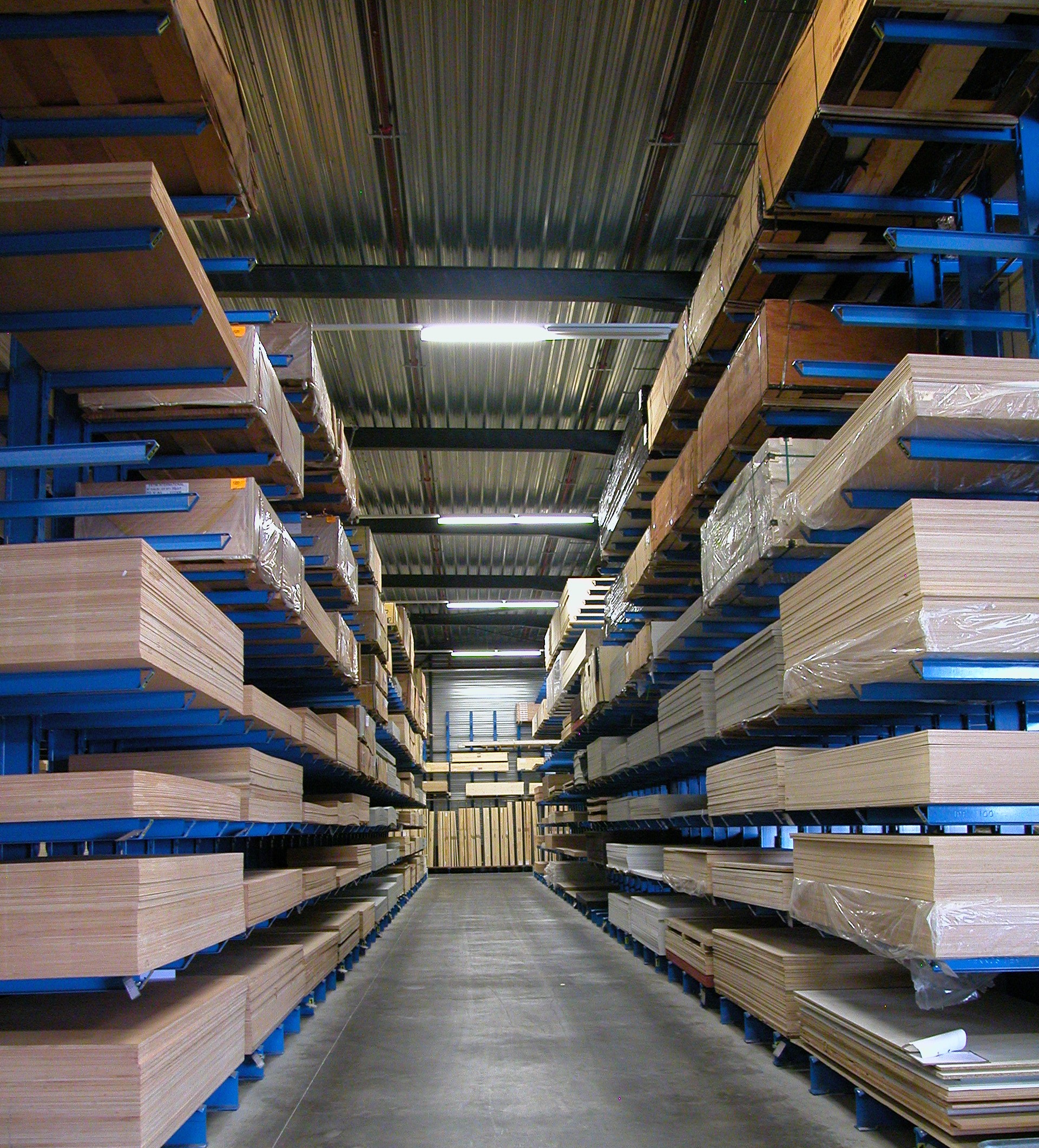 Voorraad draagarmstellingen voor plaatmateriaal 1,22 x 2,44 m/3,05m.